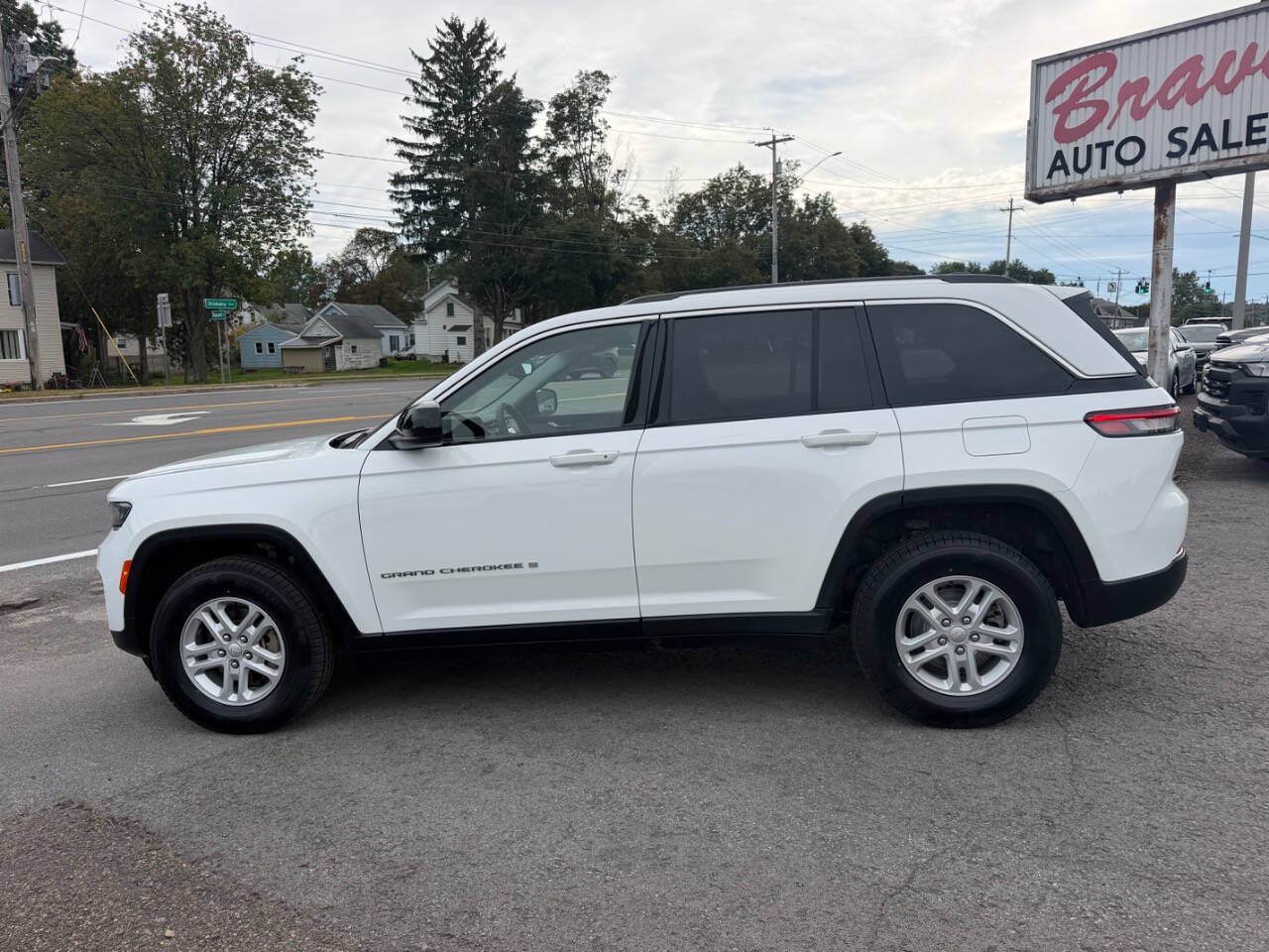 Used 2023 Jeep Grand Cherokee Laredo w/ Luxury Tech Group I AWD/4WD image 2