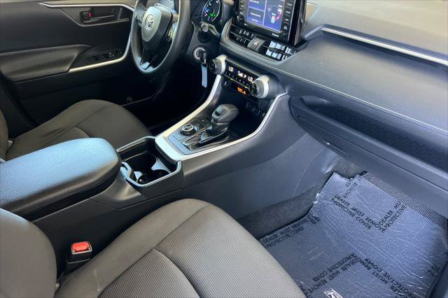 Certified 2020 Toyota RAV4 LE w/ Carpet Mat Package AWD/4WD image 17