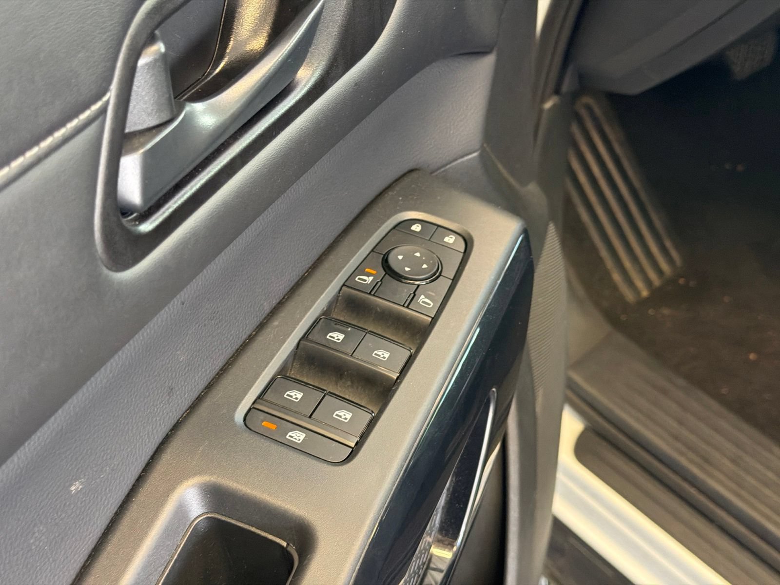 Used 2025 Nissan Pathfinder SV AWD/4WD image 17
