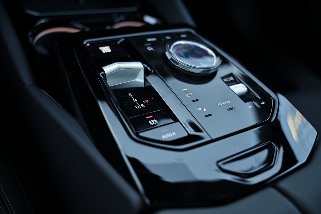 New 2026 BMW 550e xDrive w/ Premium Package image 39