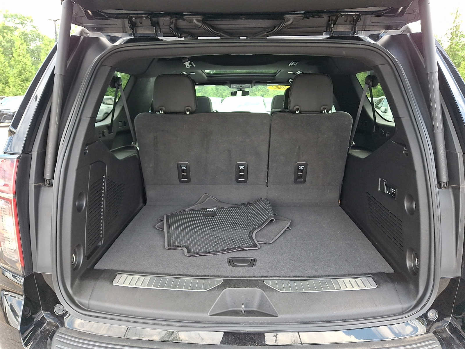 Used 2022 Chevrolet Suburban RST w/ Luxury Package AWD/4WD image 29