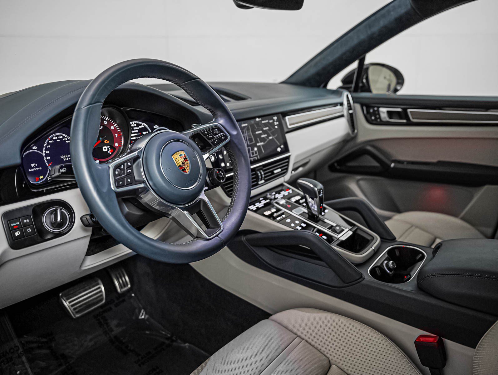 Certified 2023 Porsche Cayenne GTS AWD/4WD image 4