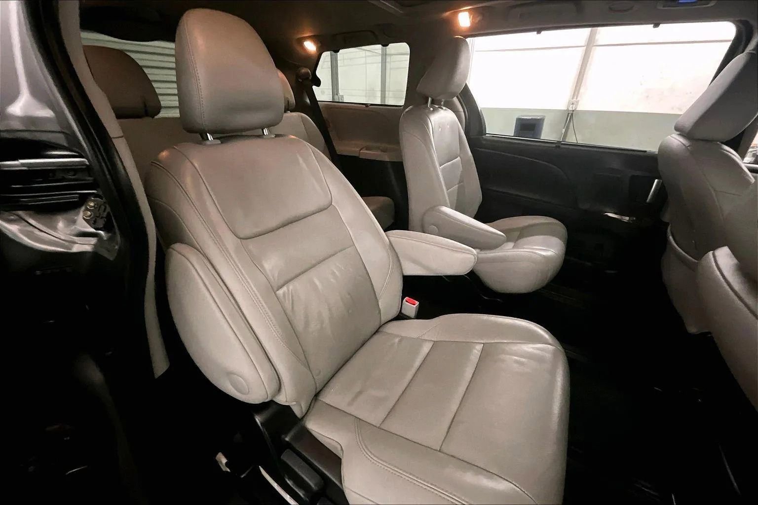 Used 2015 Toyota Sienna Limited Premium image 27