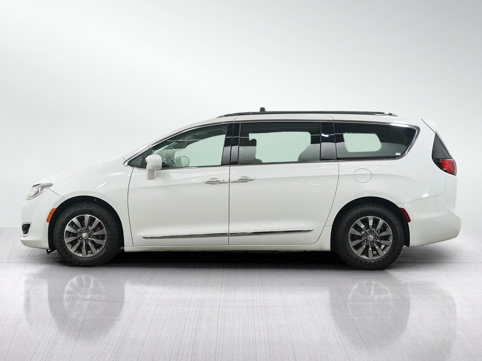 Used 2020 Chrysler Pacifica Touring-L Plus FWD image 2