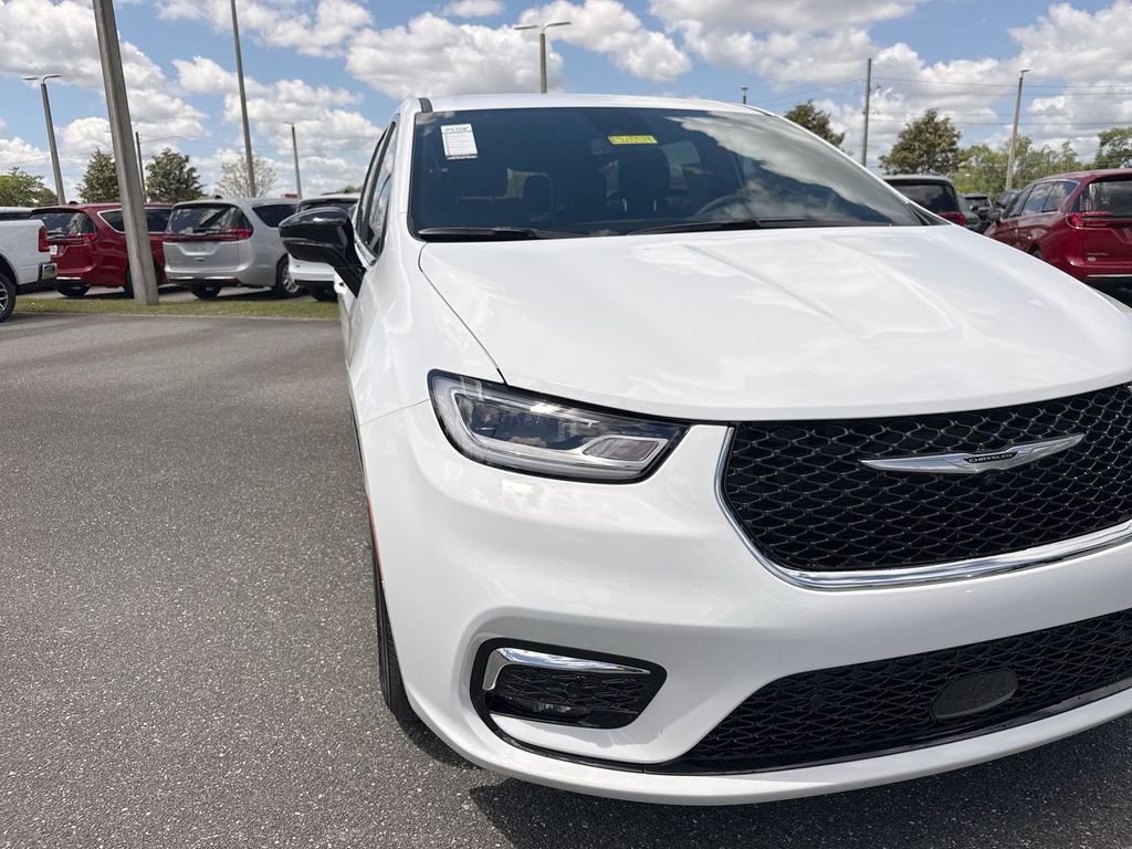 New 2026 Chrysler Pacifica Select image 9