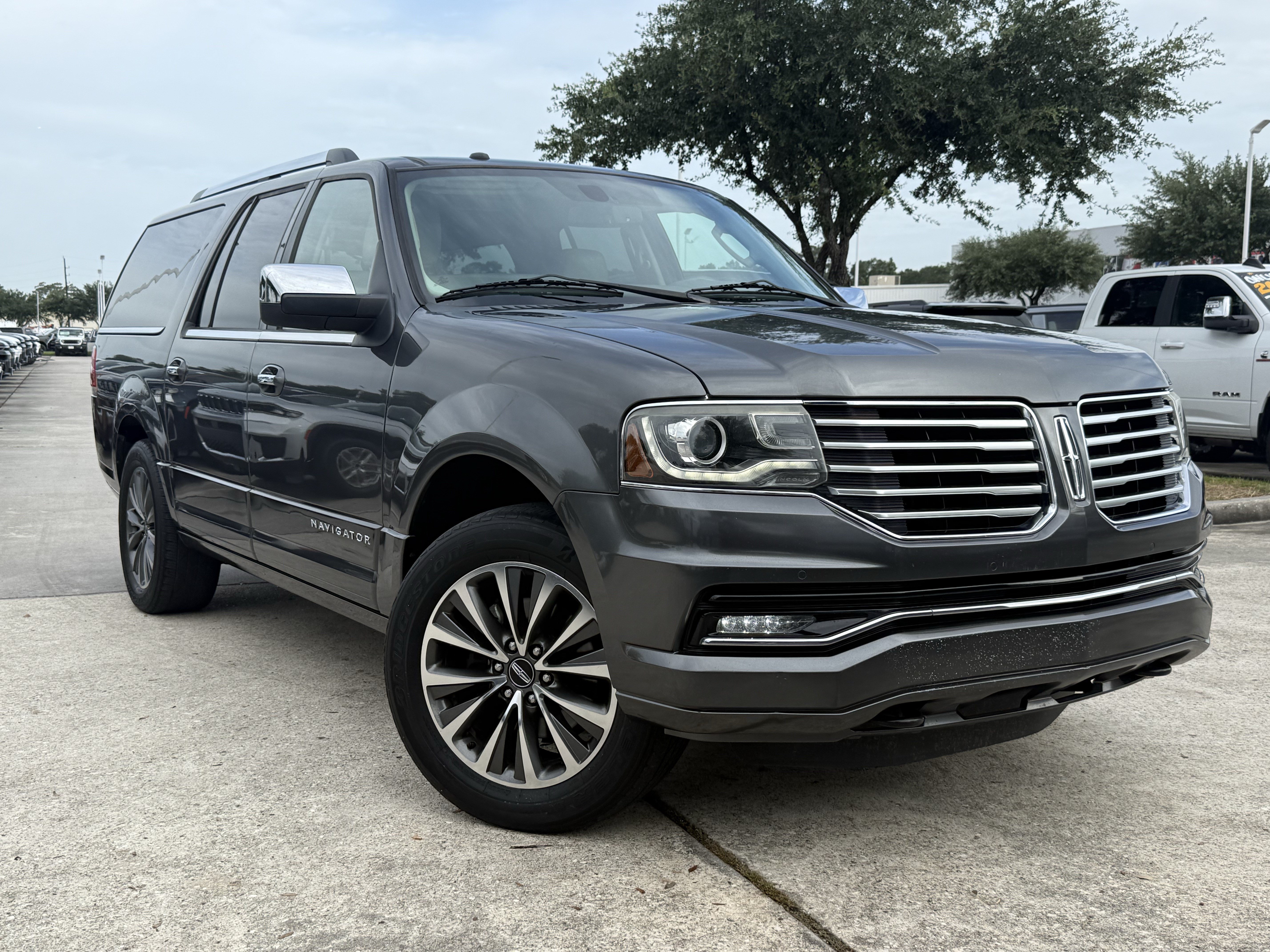 Used 2015 Lincoln Navigator L 2WD image 2