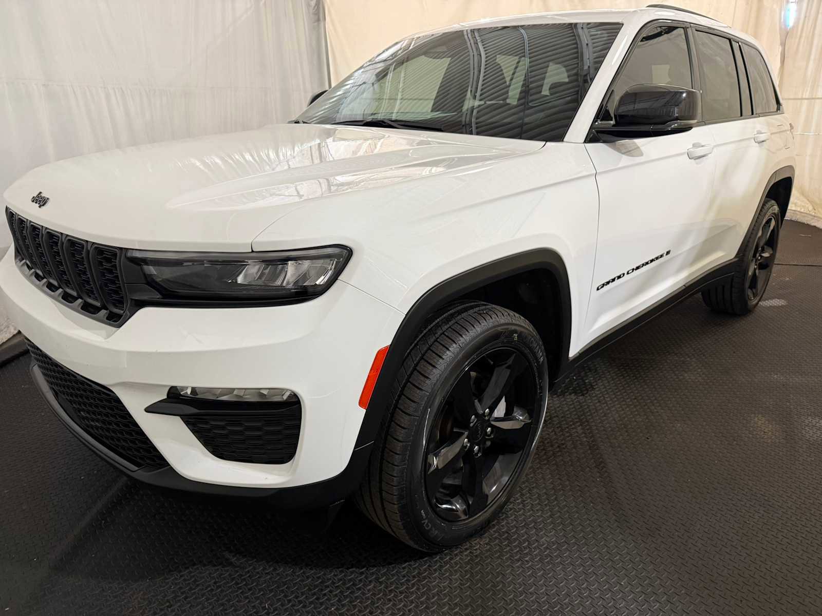 Used 2023 Jeep Grand Cherokee Limited w/ Black Appearance Package image 6