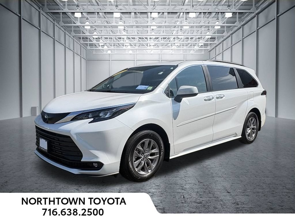Used 2025 Toyota Sienna XLE w/ XLE Plus Package FWD image 1
