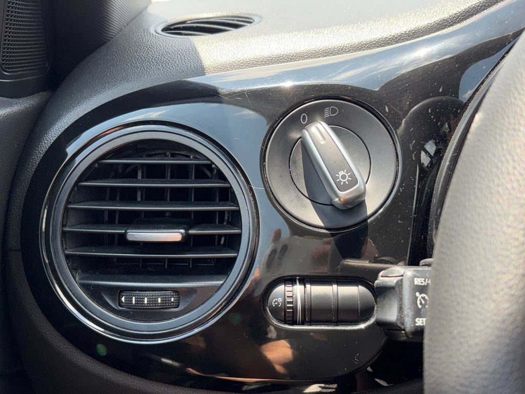 Used 2015 Volkswagen Beetle 1.8T Classic FWD image 18