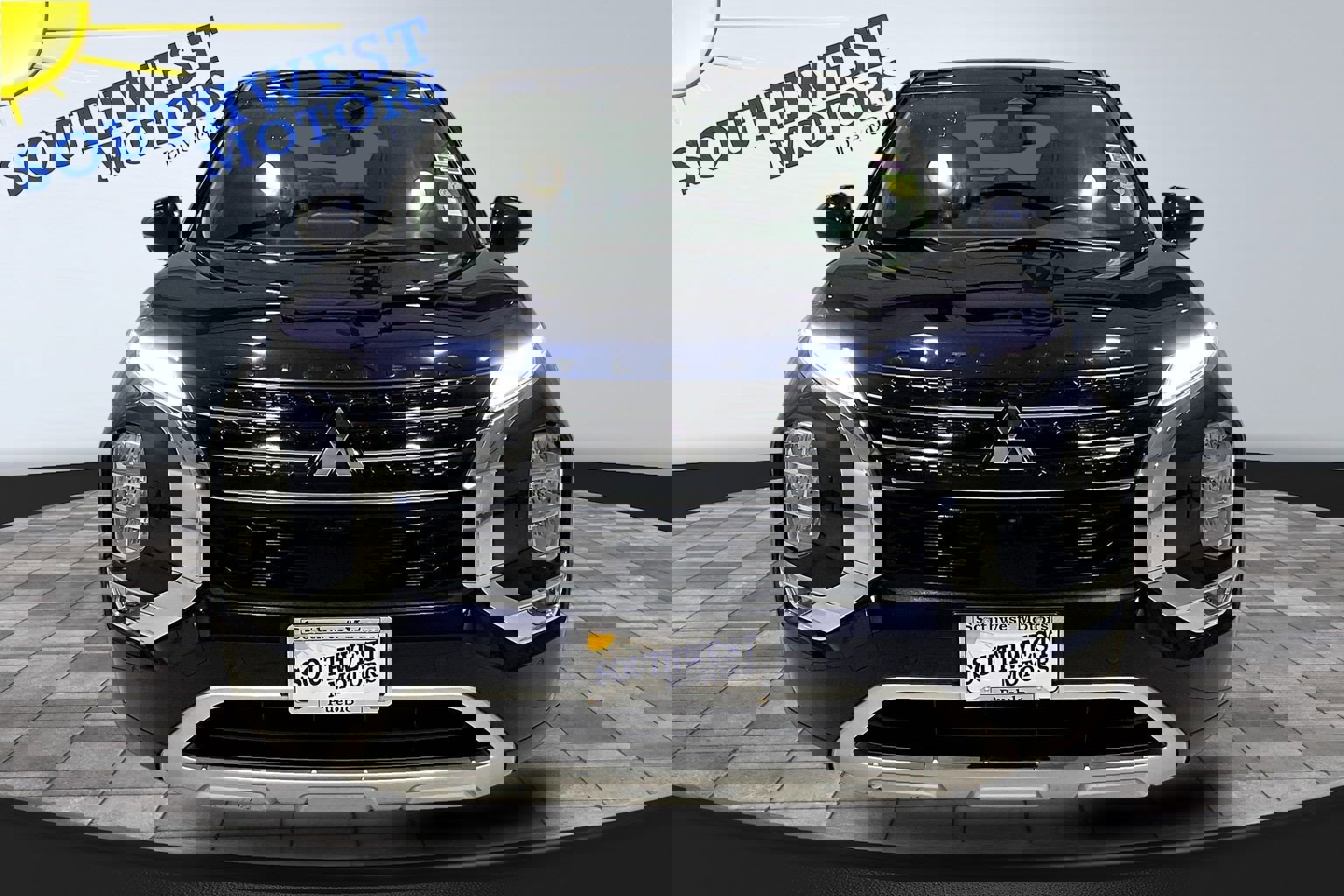 Used 2023 Mitsubishi Outlander SE image 2