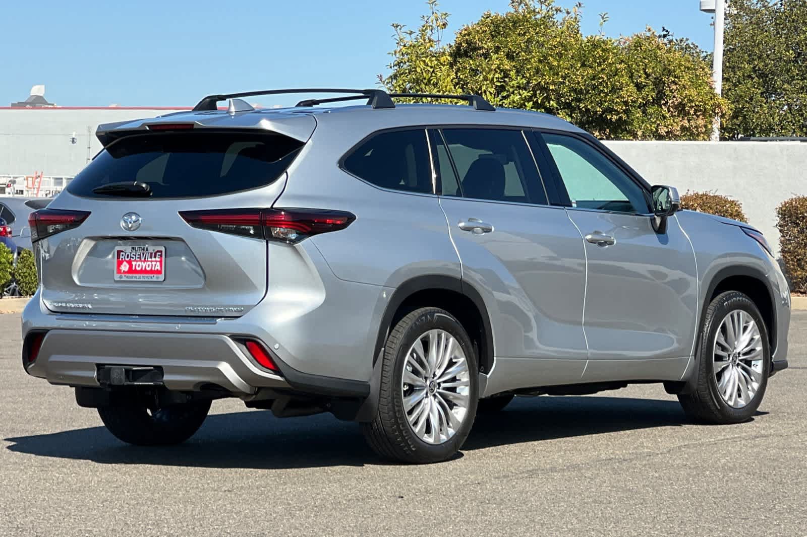 Used 2025 Toyota Highlander Platinum AWD/4WD image 2
