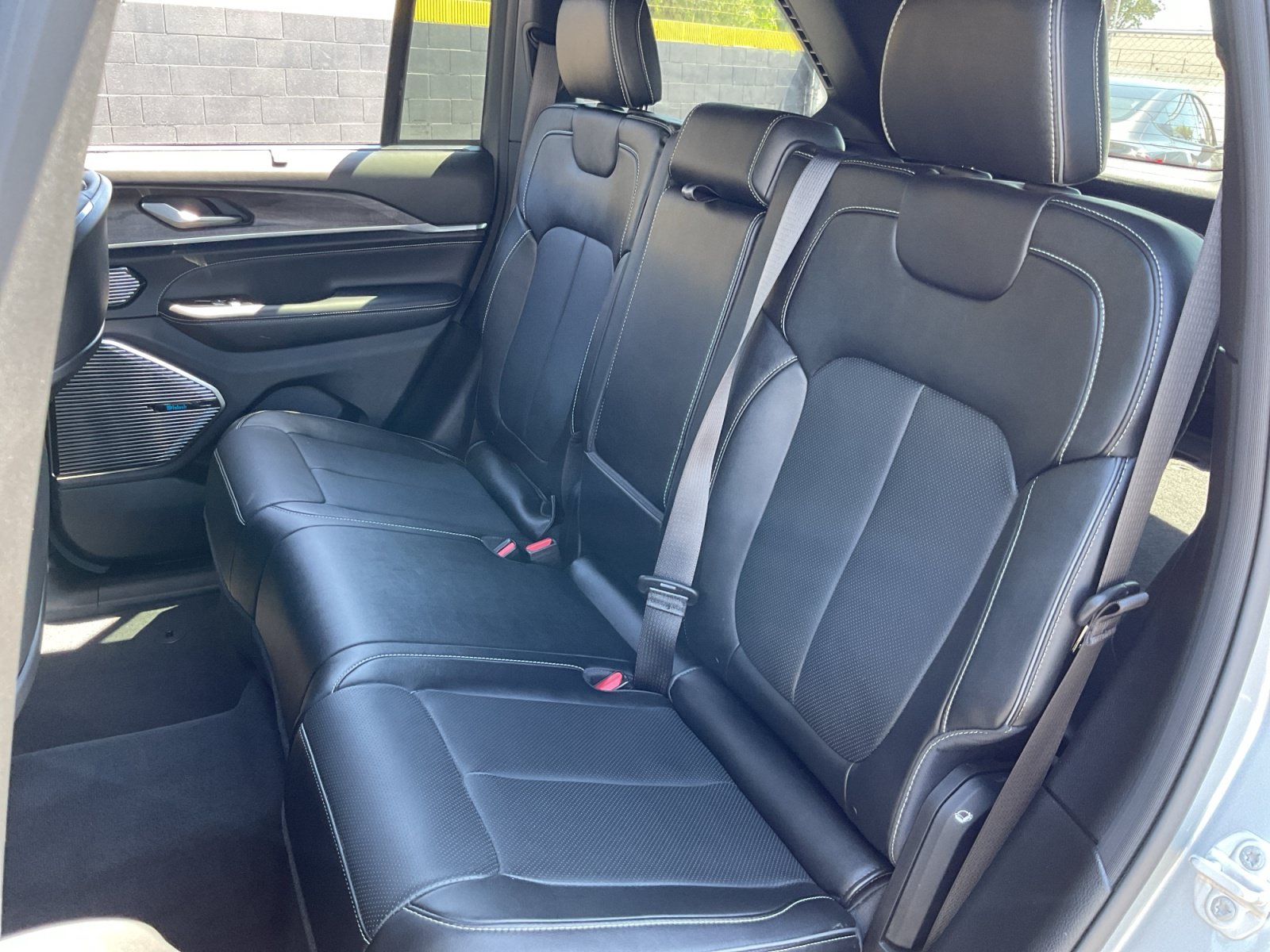 Used 2023 Jeep Grand Cherokee Overland w/ Advanced Protech Group III AWD/4WD image 19
