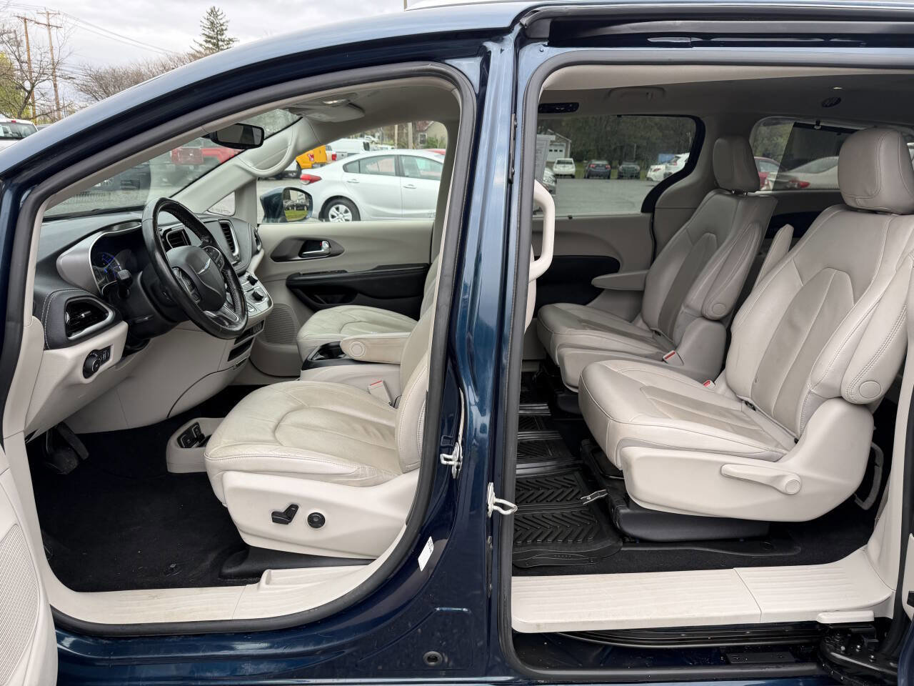 Used 2021 Chrysler Pacifica Touring-L FWD image 10