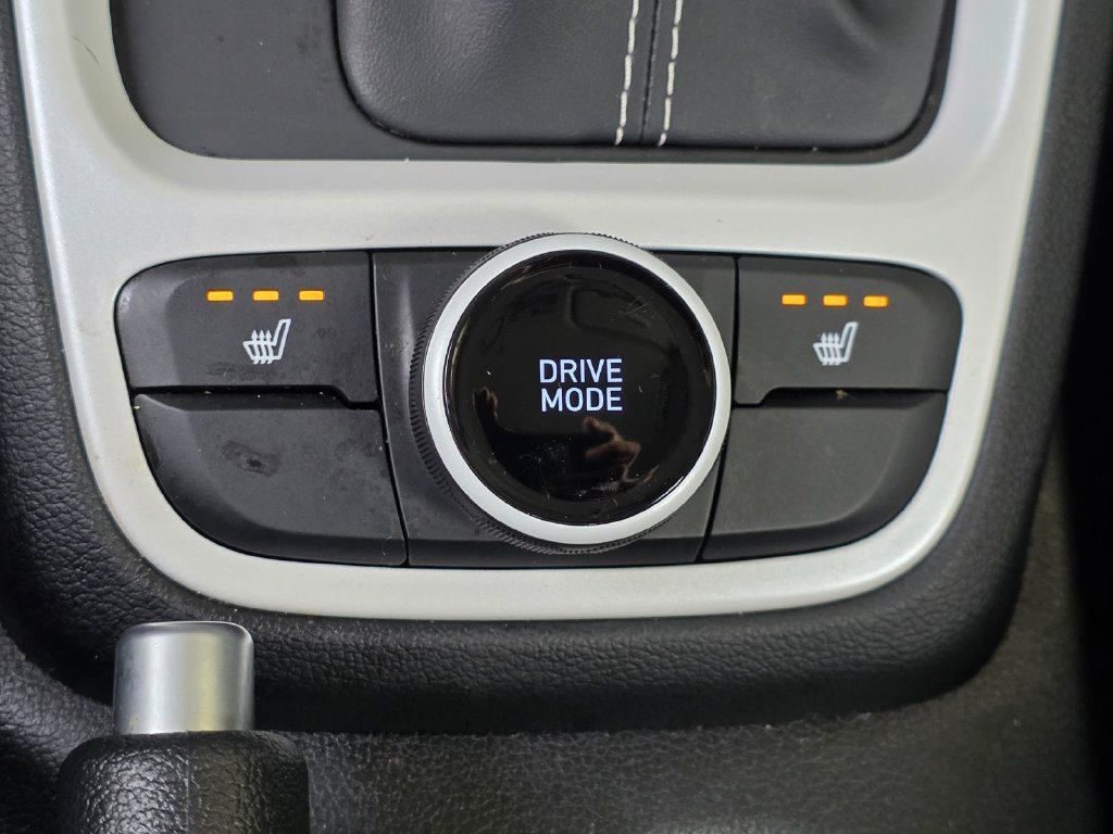Used 2023 Hyundai Venue Limited w/ Cargo Package FWD image 21