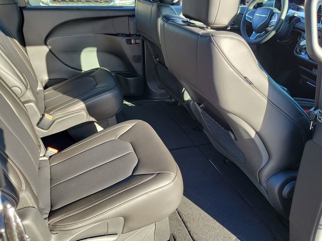 New 2025 Chrysler Voyager LX image 10