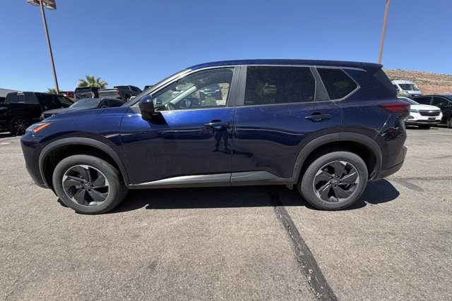 Used 2025 Nissan Rogue SV image 2