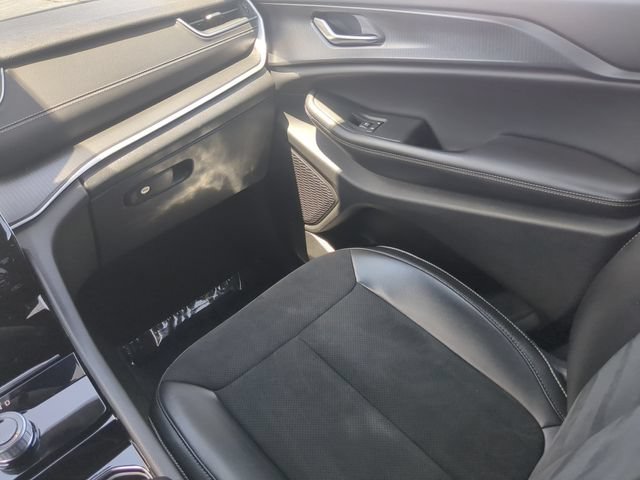 Used 2023 Jeep Grand Cherokee Altitude RWD image 18