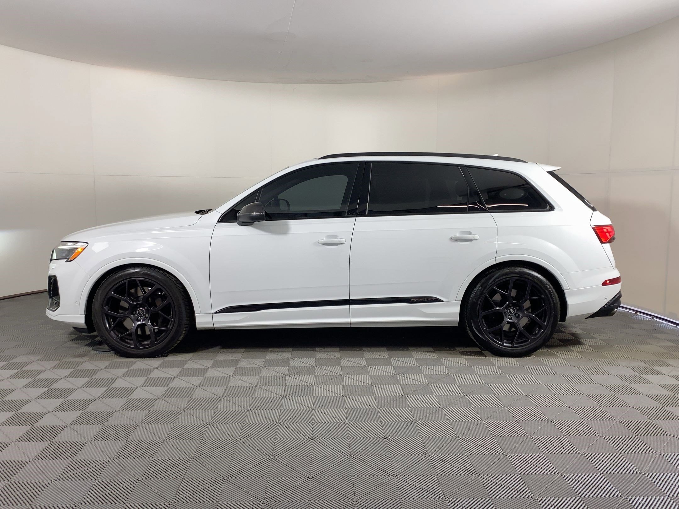 Used 2025 Audi SQ7 Premium Plus w/ Executive Package image 2