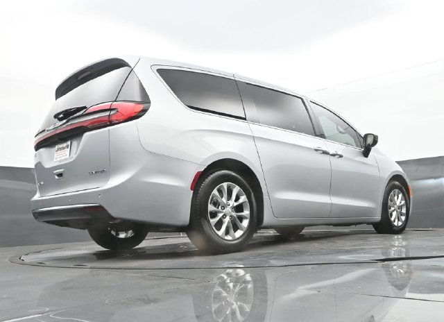 Used 2026 Chrysler Pacifica Limited FWD image 27