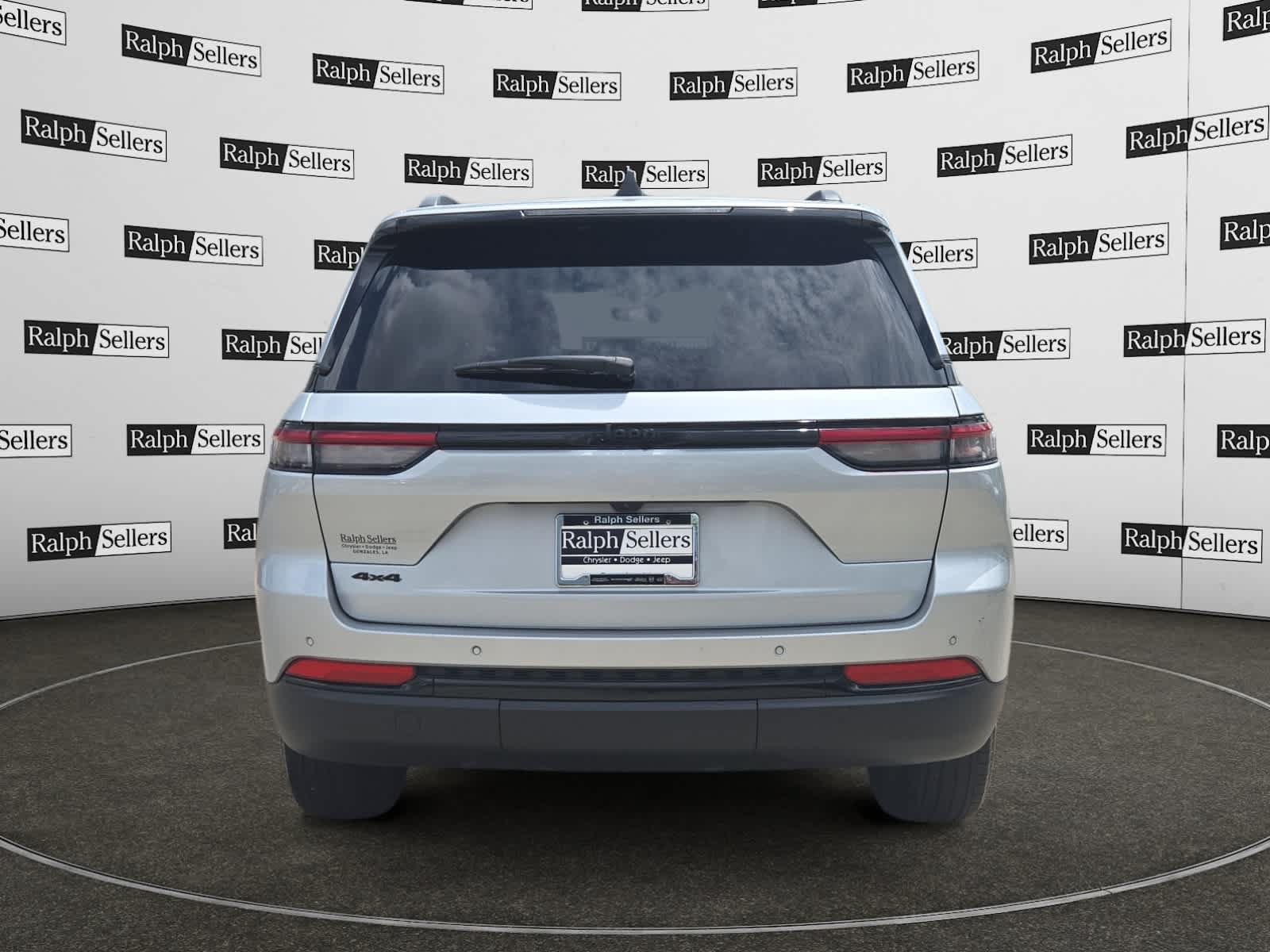 Used 2025 Jeep Grand Cherokee Altitude AWD/4WD image 5