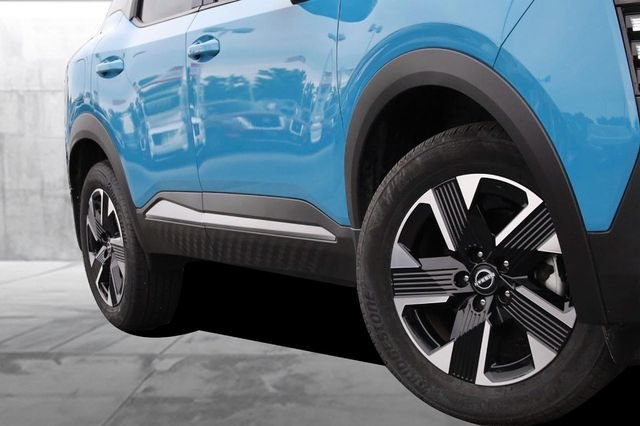 Certified 2025 Nissan Kicks SR FWD image 3