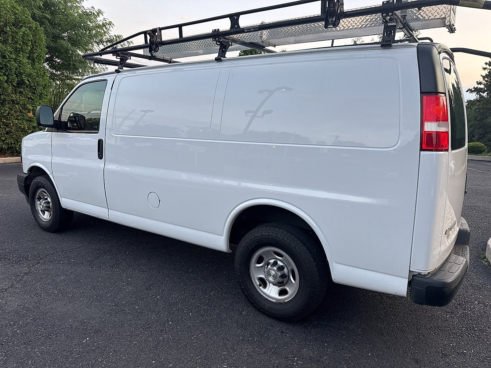 Used 2021 Chevrolet Express 2500 w/ Driver Convenience Package RWD image 3