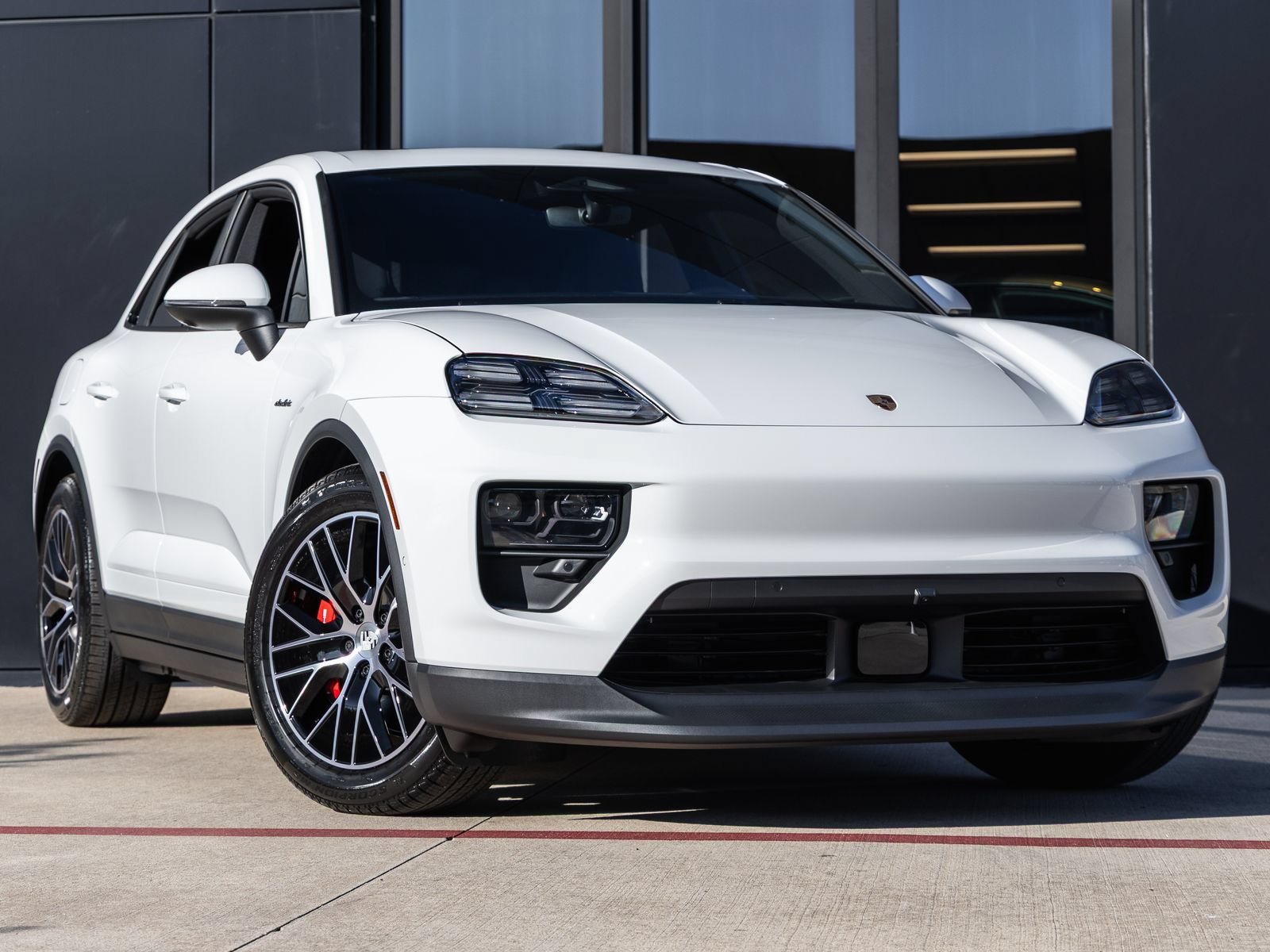 Certified 2025 Porsche Macan 4S Electric AWD/4WD image 6
