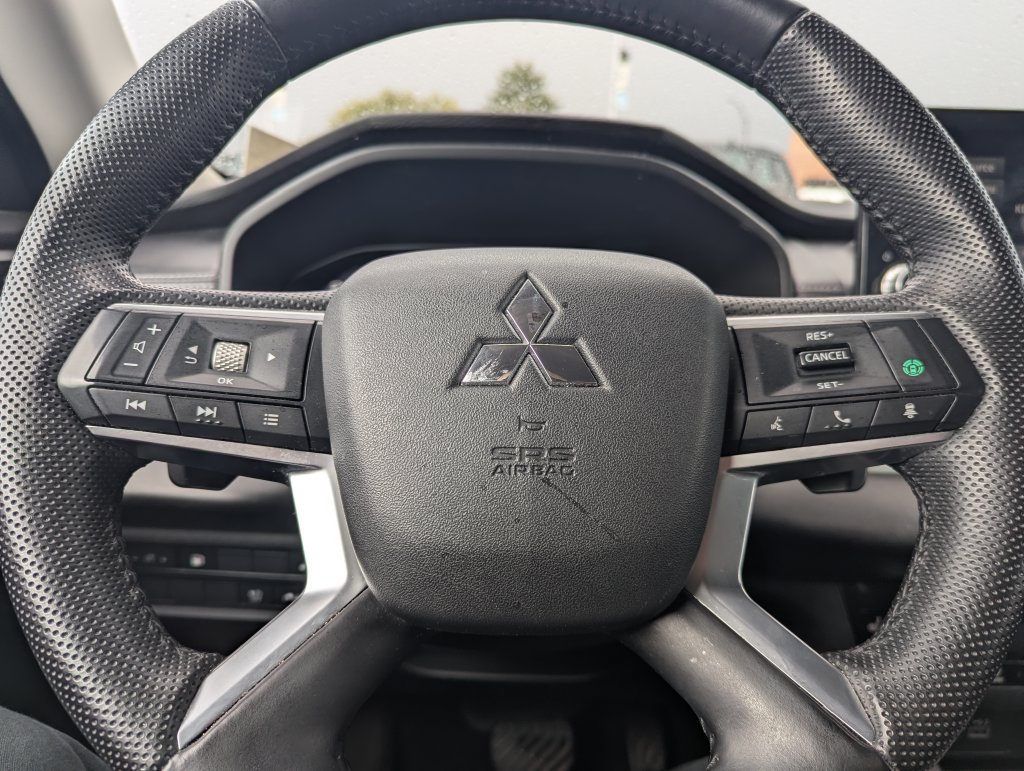 Used 2023 Mitsubishi Outlander 4WD Plug-In Hybrid image 23