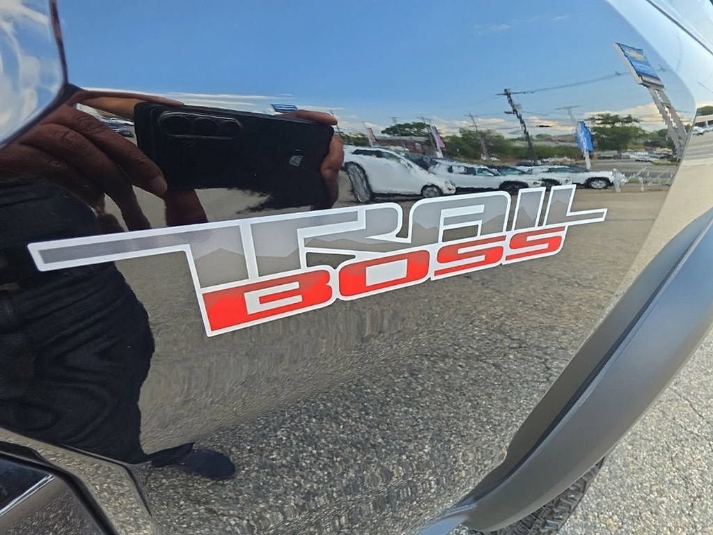 Used 2023 Chevrolet Colorado Trail Boss AWD/4WD image 37