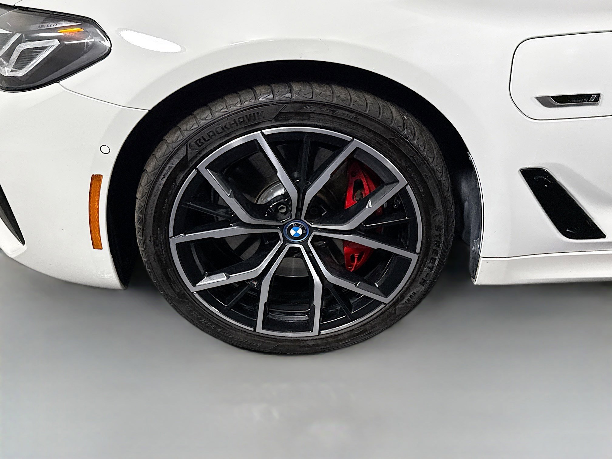 Used 2023 BMW 530e w/ M Sport Package image 38