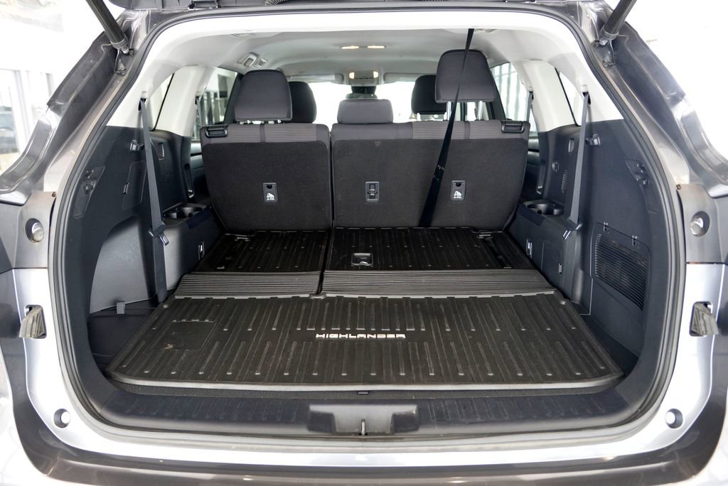 Used 2021 Toyota Highlander LE image 30