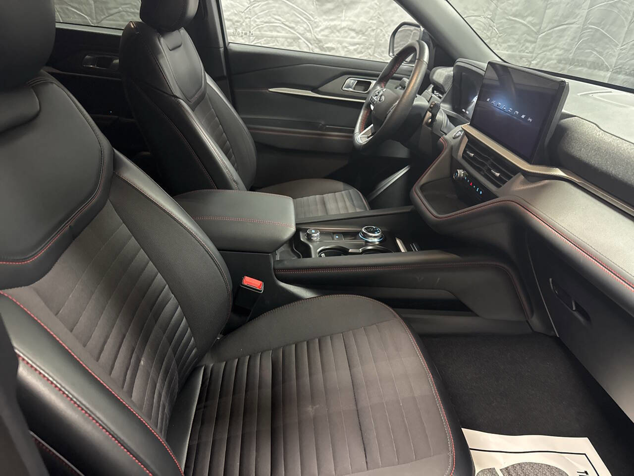 Used 2025 Ford Explorer ST-Line w/ ST-Line Street Pack image 19