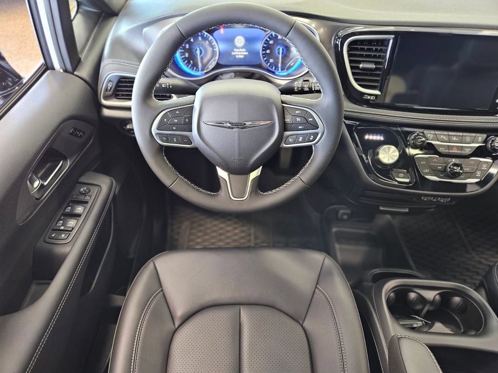 New 2025 Chrysler Pacifica Select w/ Fav Edition Package FWD image 12