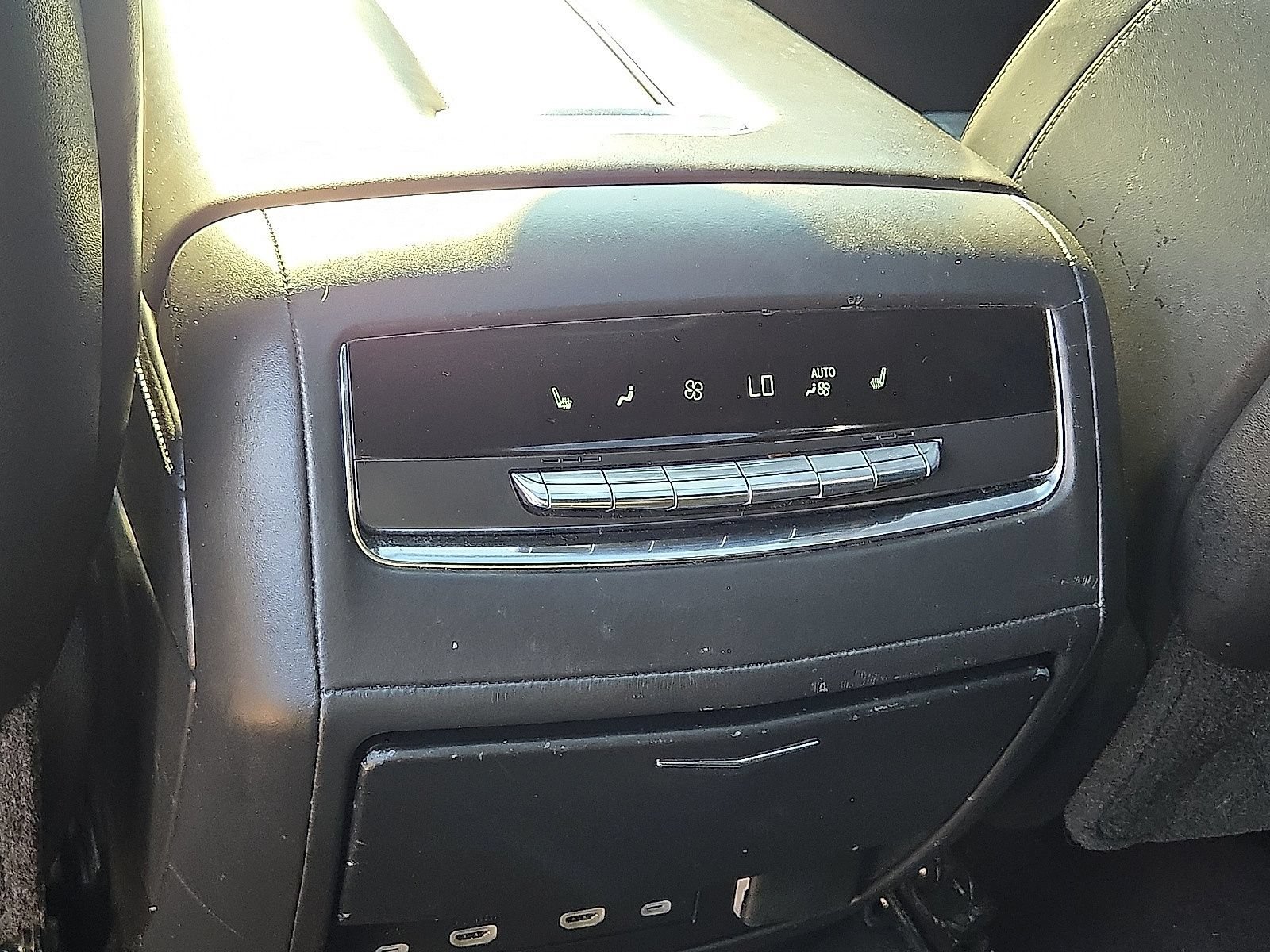 Used 2021 Cadillac Escalade Premium Luxury Platinum AWD/4WD image 16