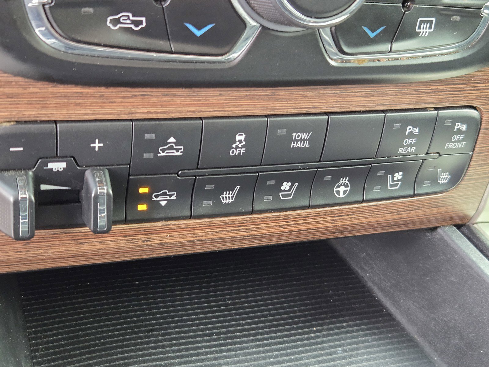 Used 2014 RAM 1500 Laramie w/ Convenience Group image 26