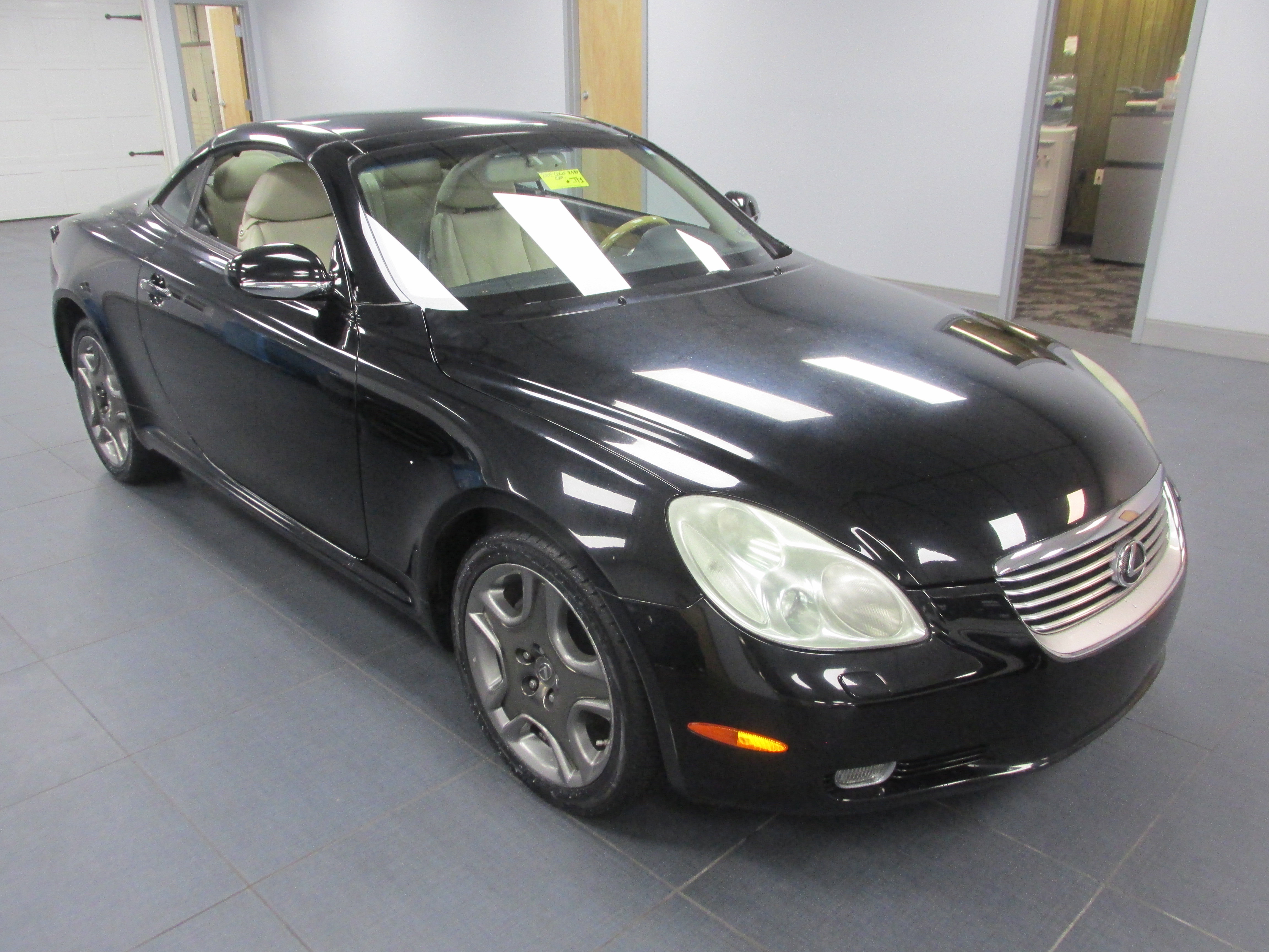 Used 2005 Lexus SC 430 Convertible RWD image 3