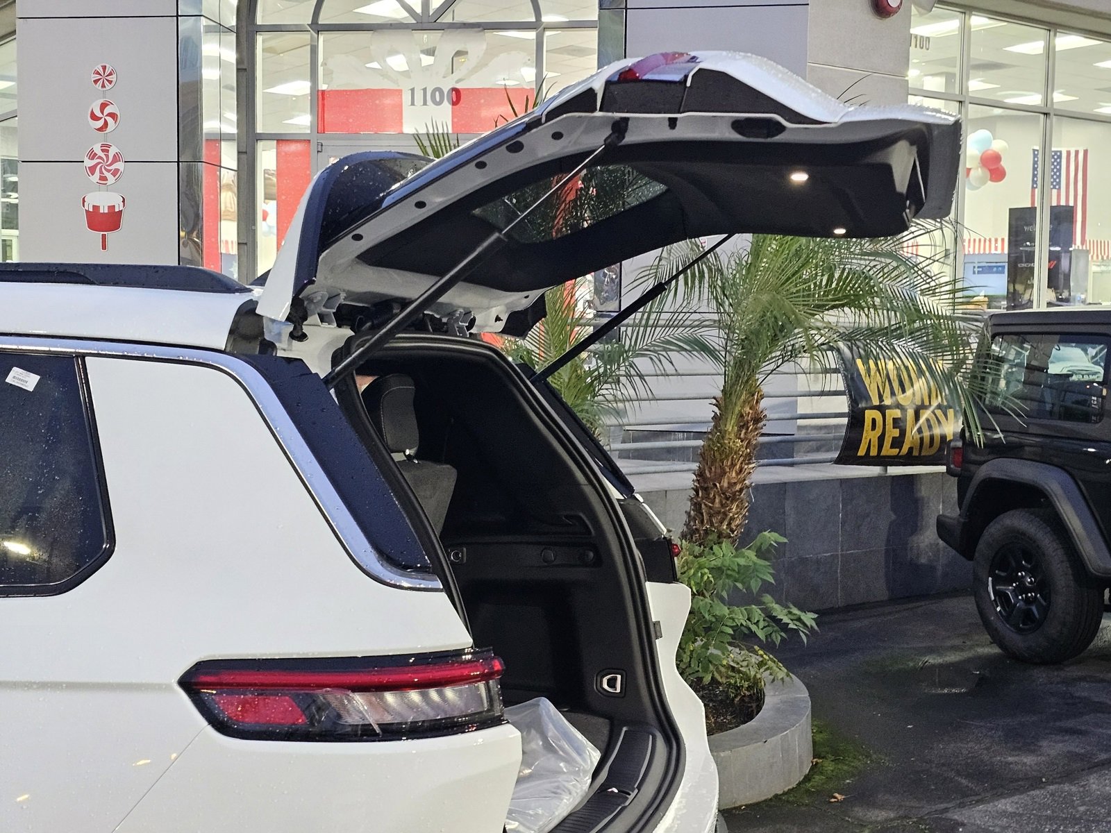 New 2025 Jeep Grand Cherokee L Laredo image 8