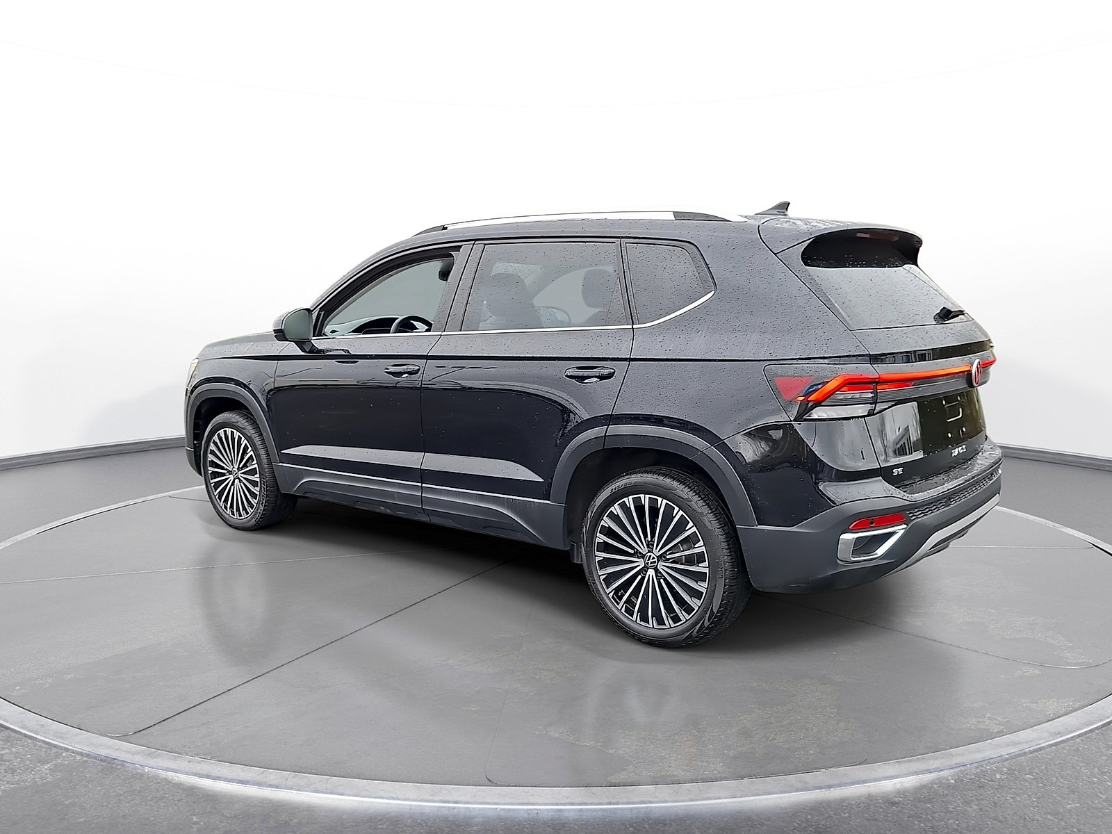 Used 2025 Volkswagen Taos SE FWD image 6