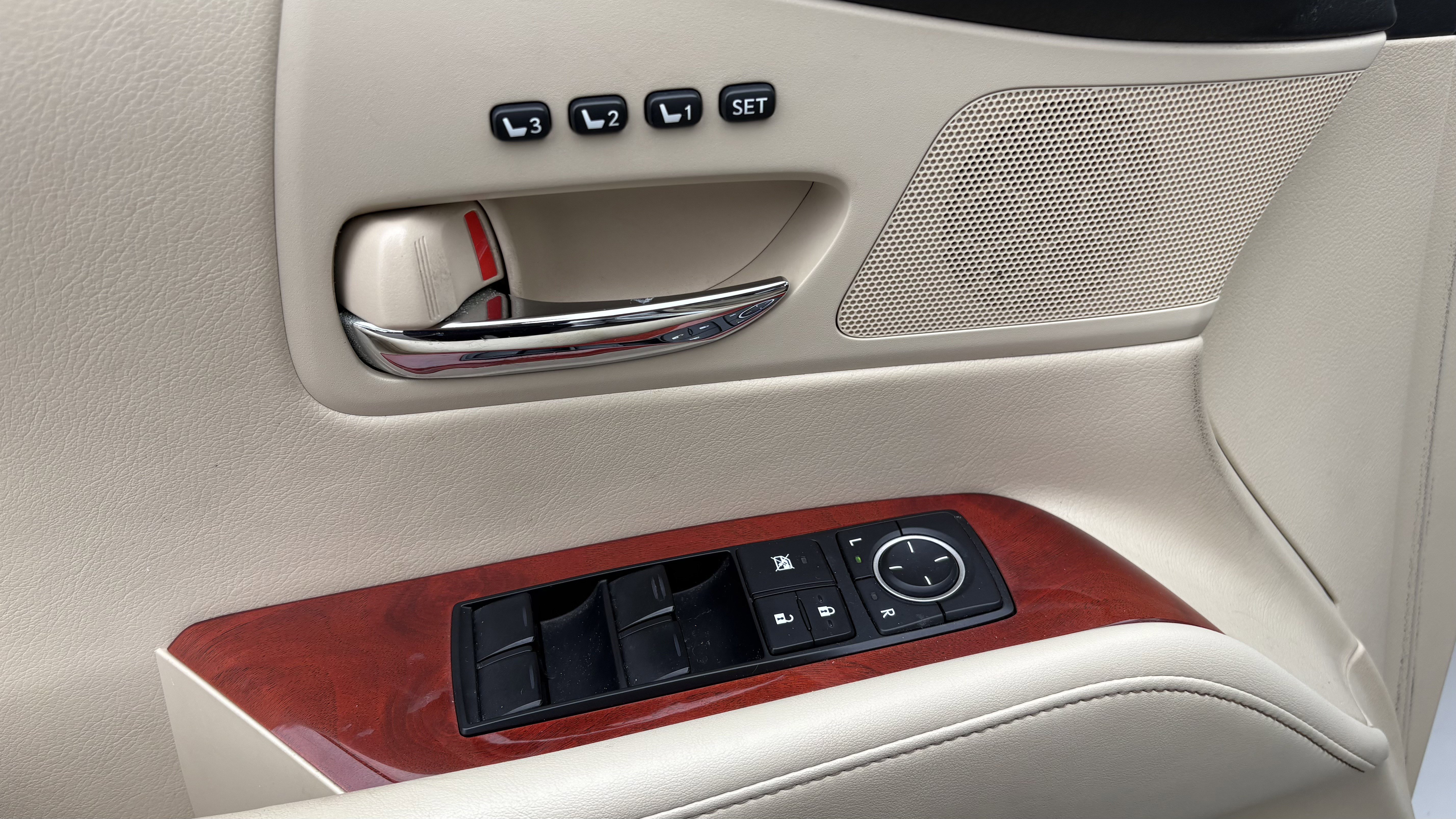 Used 2012 Lexus RX 450h AWD image 17