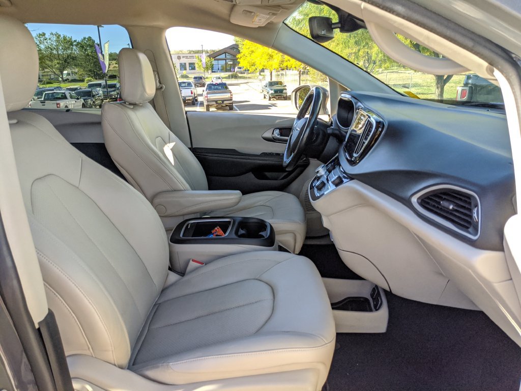 Used 2021 Chrysler Pacifica Touring-L FWD image 21
