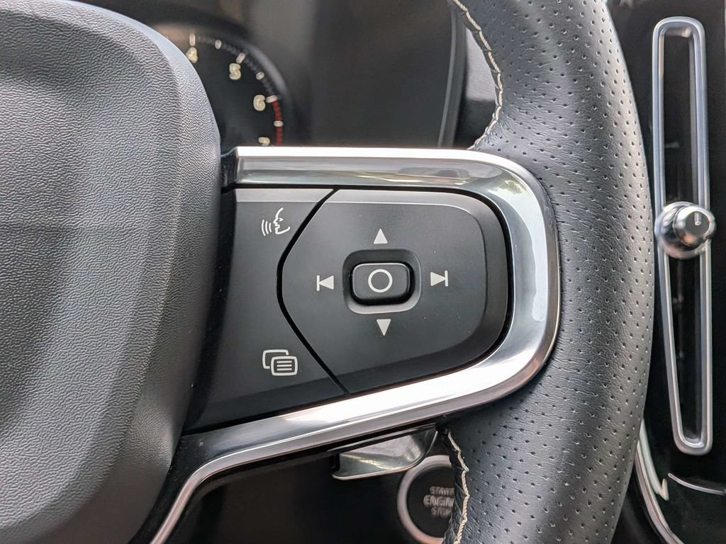 Used 2020 Volvo XC40 T4 R-Design FWD image 37