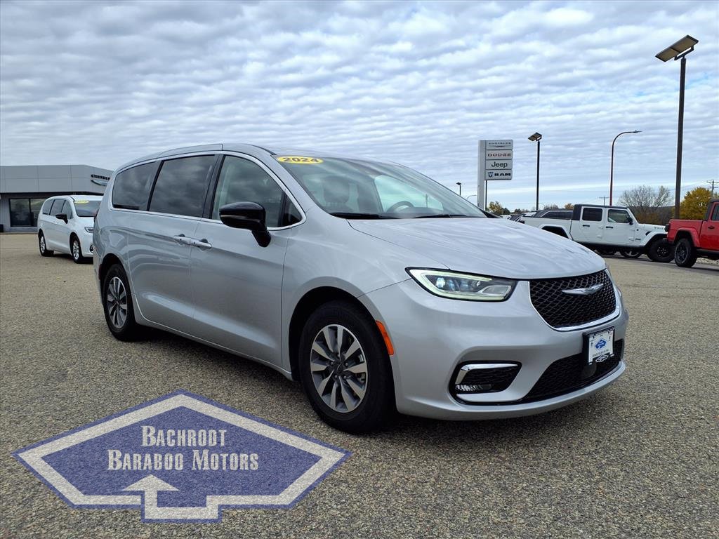 Used 2024 Chrysler Pacifica Select