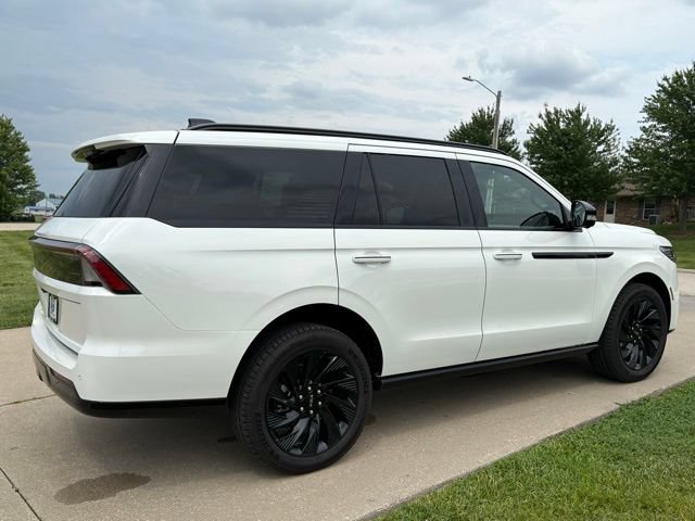 Used 2026 Lincoln Navigator Reserve w/ Jet Appearance Package AWD/4WD image 4