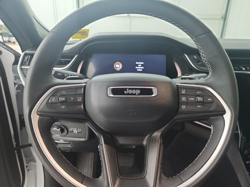 Certified 2025 Jeep Grand Cherokee Altitude AWD/4WD image 25