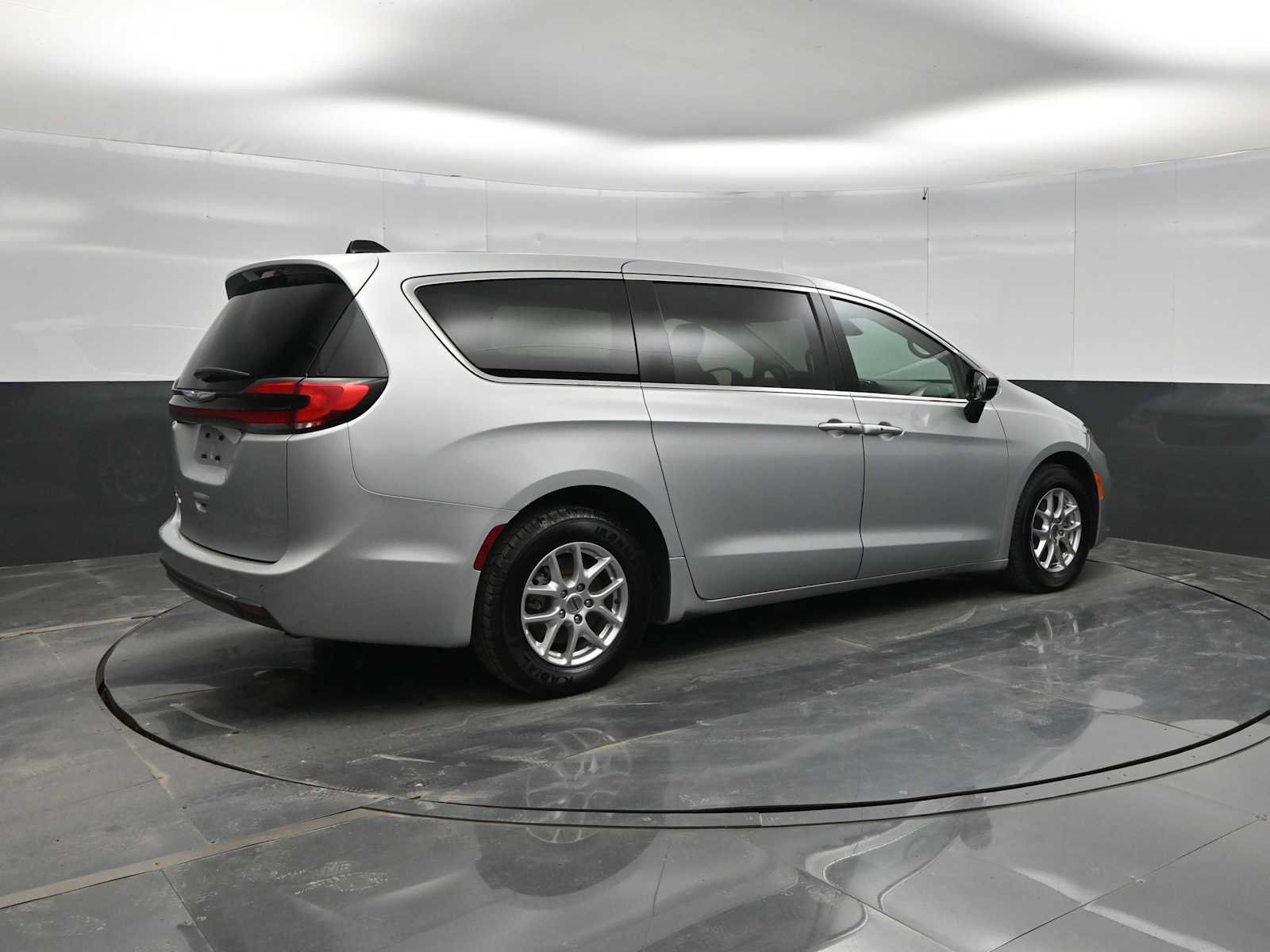 Used 2024 Chrysler Pacifica Touring-L FWD image 8