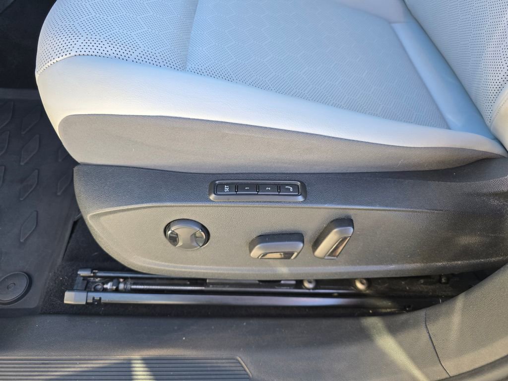 Used 2022 Volkswagen ID.4 Pro S w/ Gradient Package image 16