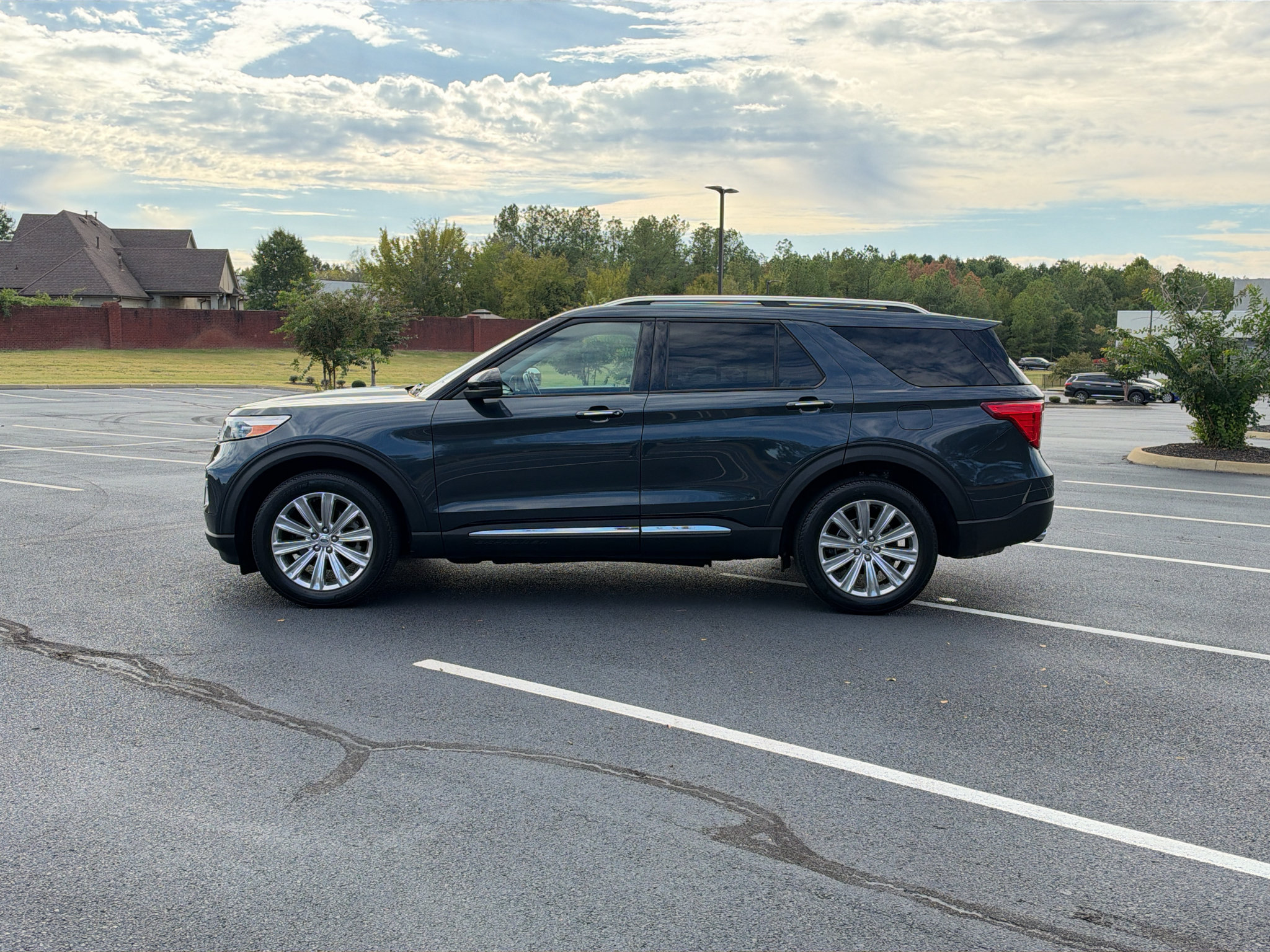 Used 2022 Ford Explorer Limited w/ Limited Technology Package AWD/4WD image 9