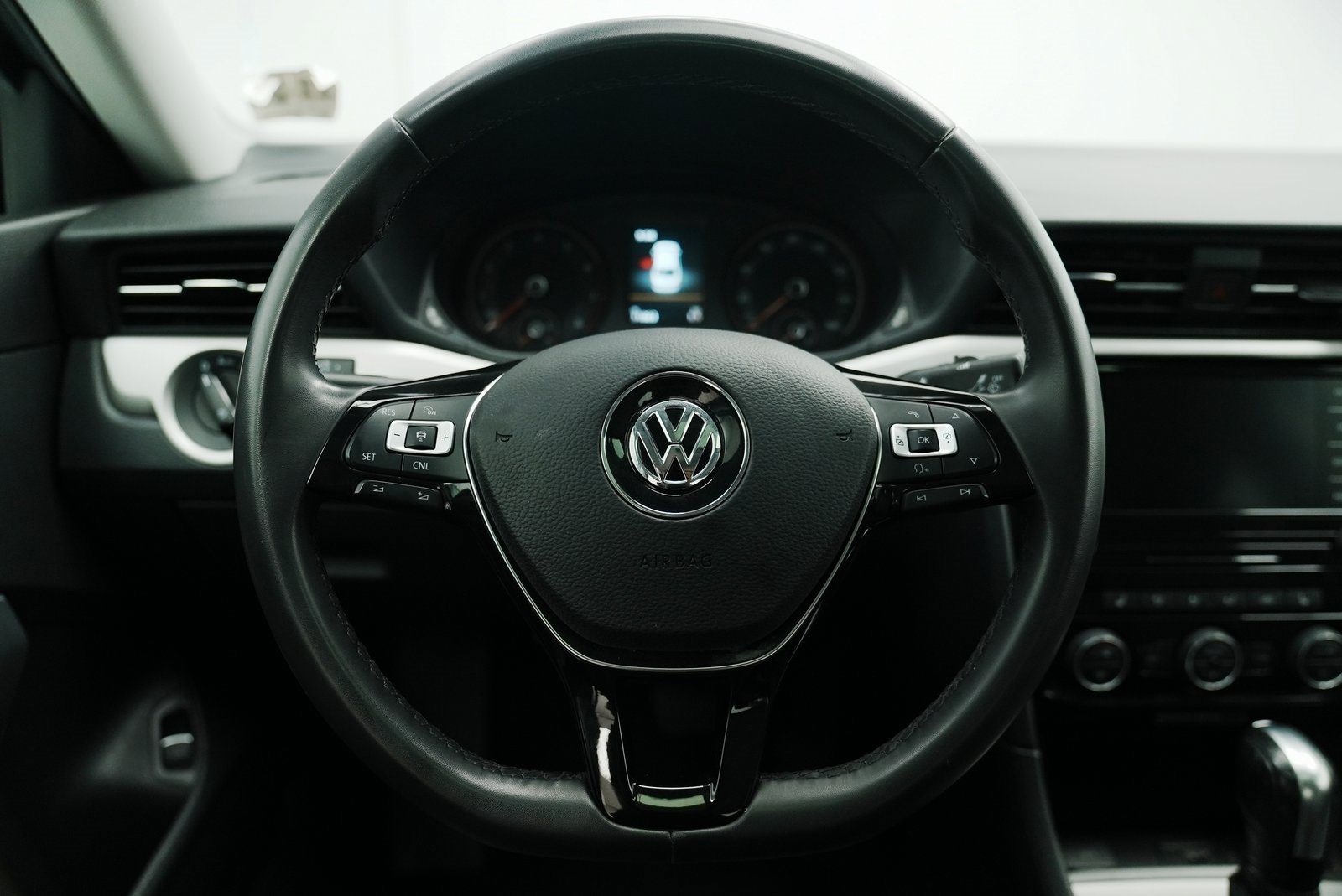 Used 2022 Volkswagen Passat 2.0T SE image 27