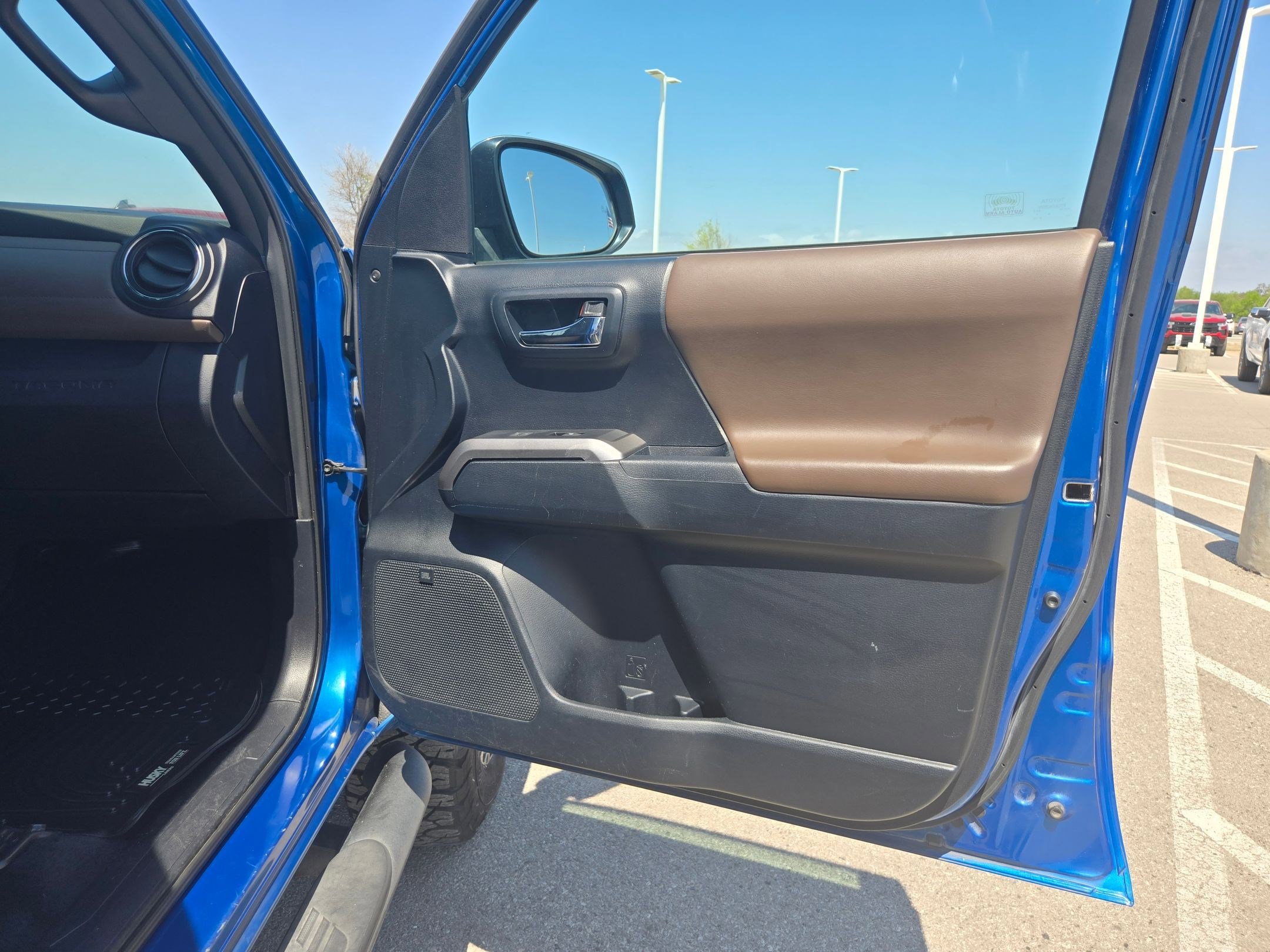 Used 2016 Toyota Tacoma Limited w/ Towing Package image 21