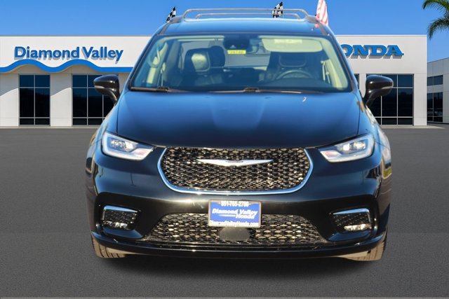 Used 2022 Chrysler Pacifica Touring-L video 2